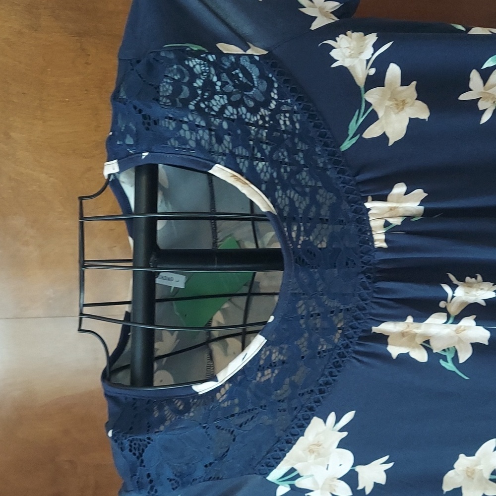 Pretty floral top - Picture 2 of 4